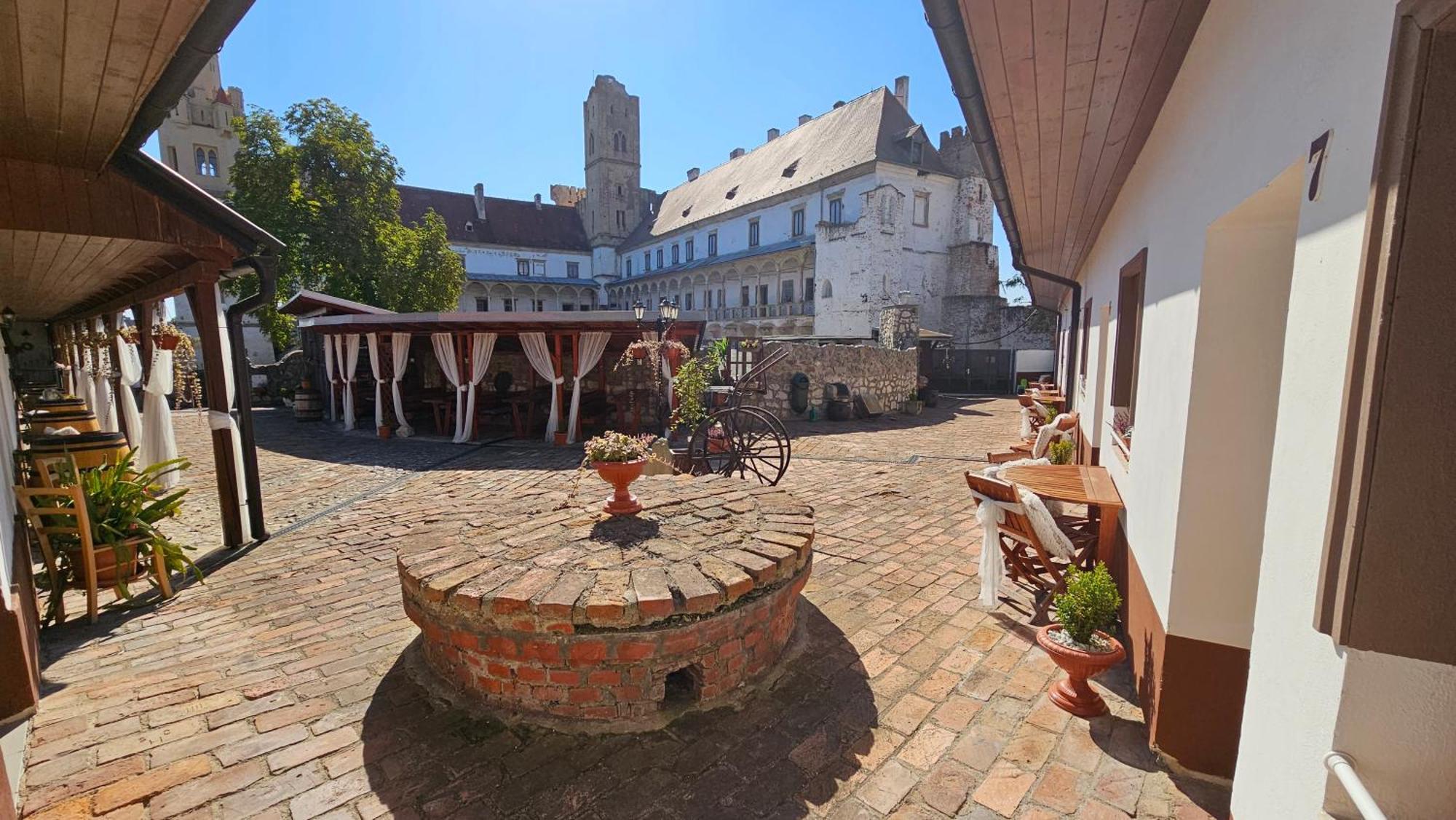Zamecky Penzion Rotunda Breclav Exterior photo